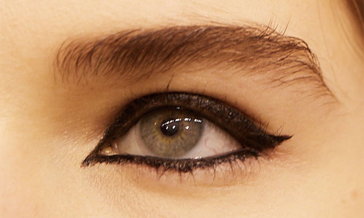 El reverse cat eye se caracteriza mucho por su pico en el lagrimal y por su rabillo. Clava ambos detalles gracias a la punta ultraprecisa del eyeliner Perfect Slim de L’Oréal Paris.